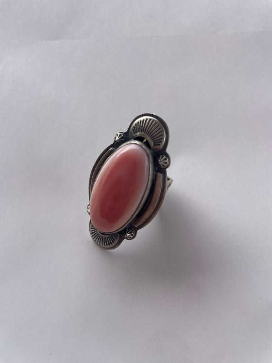 Beautiful Navajo Sterling Silver & Pink Conch Oval Ring Signed