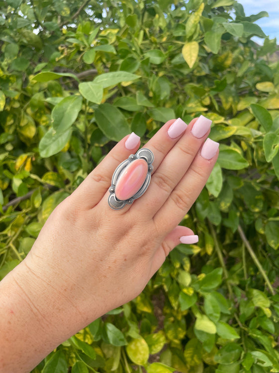 Beautiful Navajo Sterling Silver & Pink Conch Oval Ring Signed