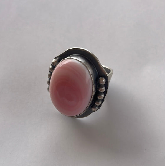 Beautiful Navajo Sterling Silver & Pink Conch Oval Ring Signed